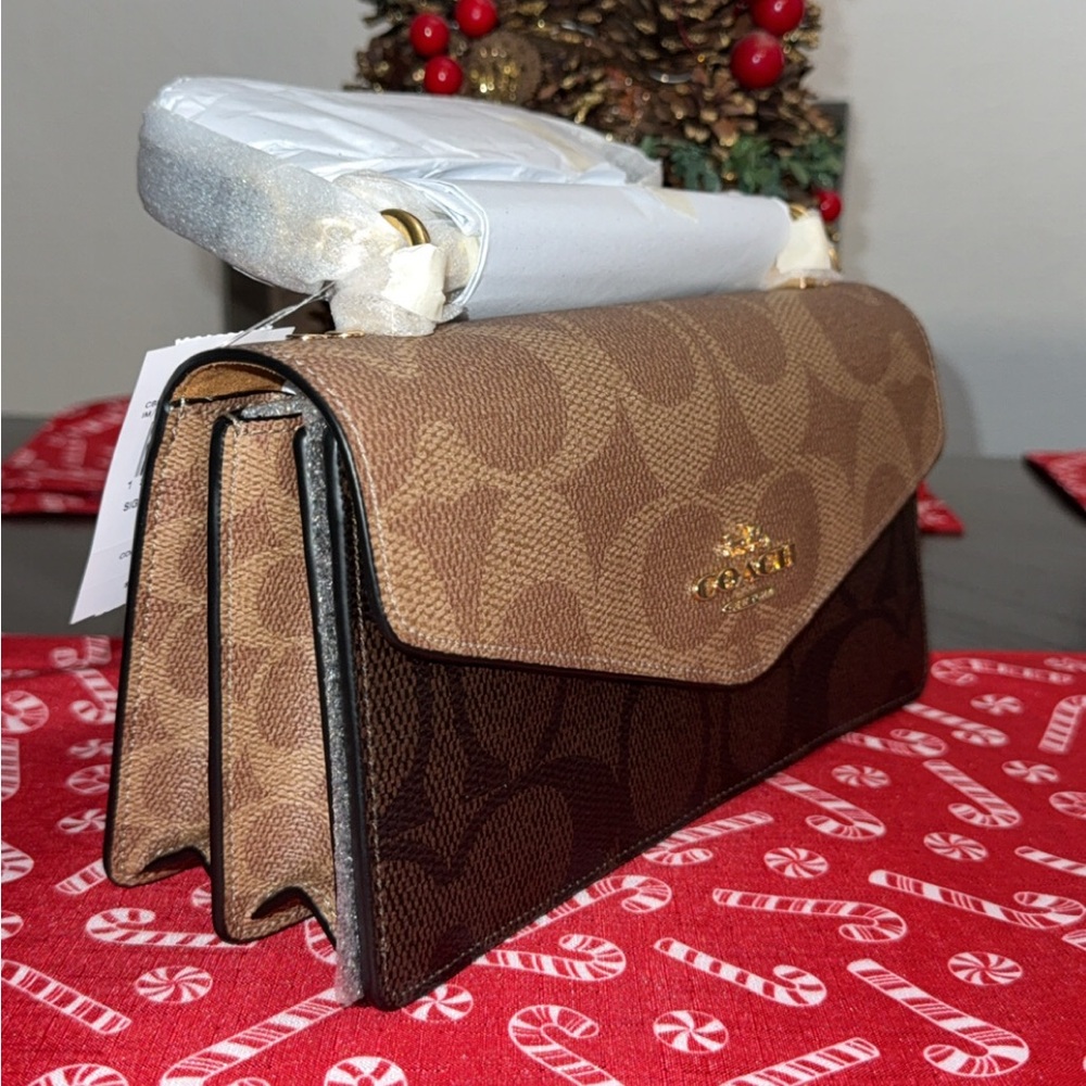 Klare Envelope Crossbody in Blocked Signature Coated Canvas - Picture 6 of 12